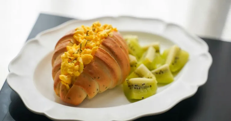 croissant_and_egg_sandwich